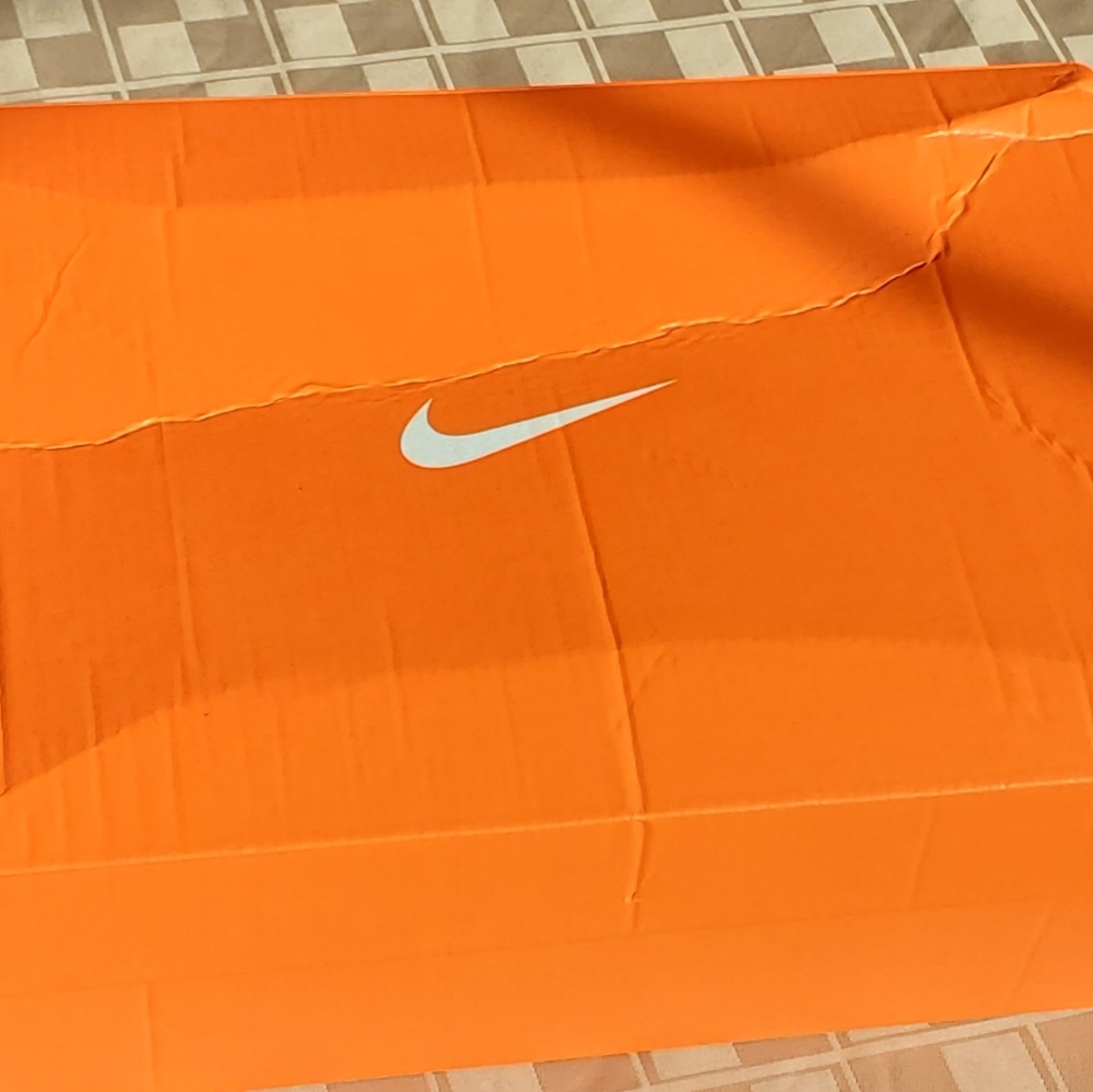 Women's Nike sneakers size 10 - Picture 3 of 9